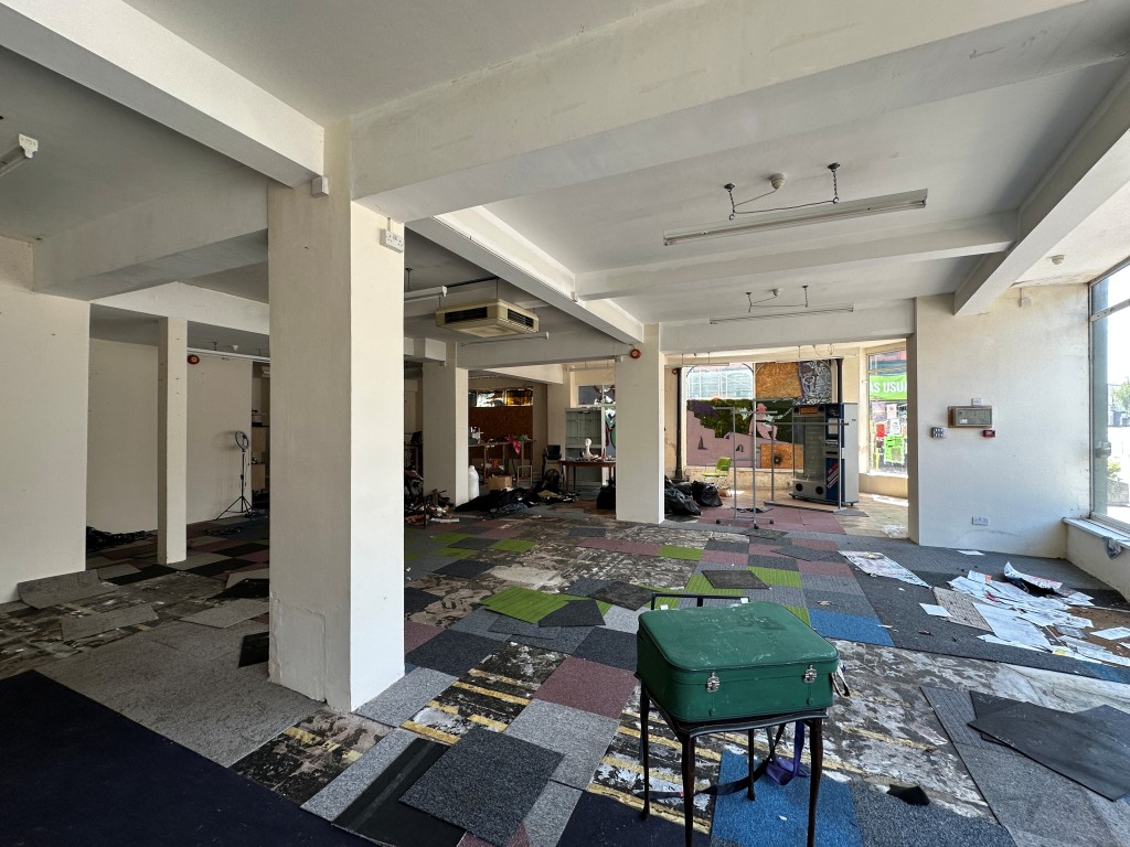 Lot: 57 - COMMERCIAL UNIT WITH LONG LEASE - Retail floor area